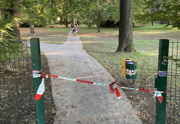 Jako na kolonádě, zákaz vstupu do parku porušují dospělí i školáci