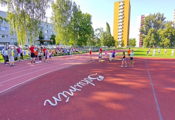 Za závody v běhu na 60 metrů a ve skoku o tyči na ovál ZŠ ČSA