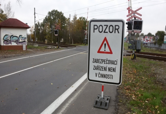 Trať na Polsko poškozena, na přejezdech proto vypnutá světla a závory