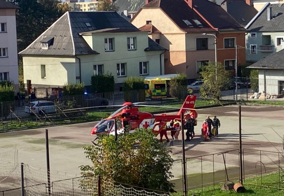 Záchranářský vrtulník přistál v areálu Na Kuželně