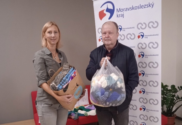 Senioři ze zaplavených domovů dostanou od dobrovolníků ručně pletené ponožky