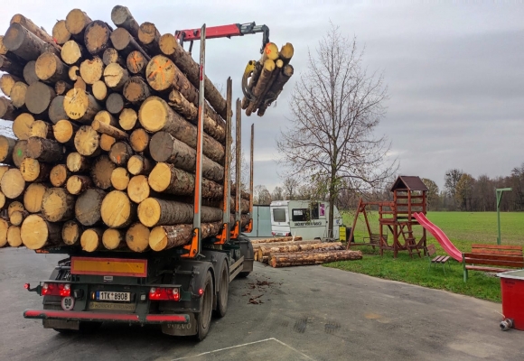 Do Bohumína dorazilo palivové dříví pro vyplavené domácnosti