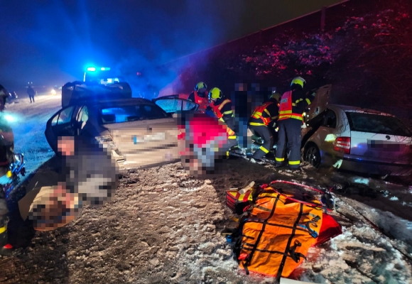 Hromadná nehoda si vyžádala šest zraněných osob