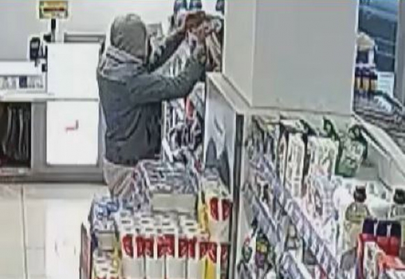 Zloděj šel po alkoholu, čokoládách i hovězím bujónu, na kontě má 18 krádeží