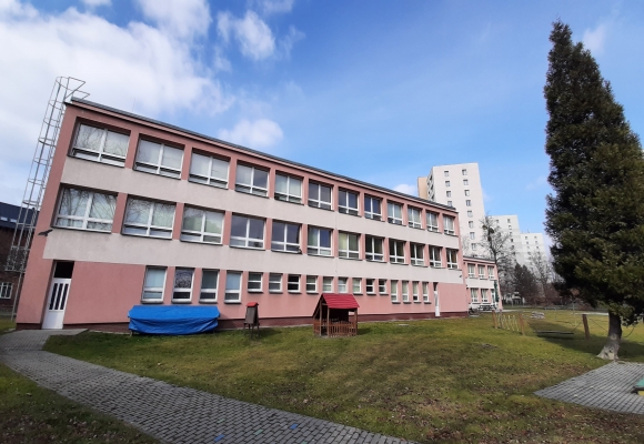 Školka FIT a elokované pracoviště Benešovky se letos dočkají nové elektroinstalace