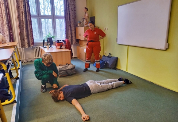 Gymnazisté se učili poskytovat první pomoc, dospělému i malému dítěti