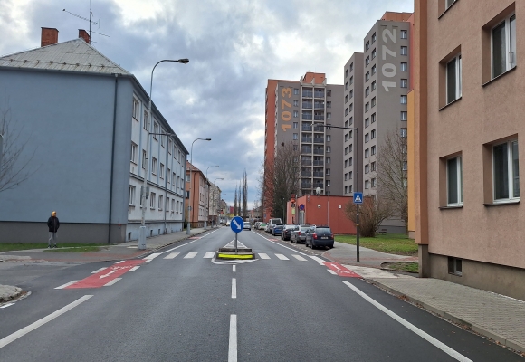 Ostrůvek s přechodem ve Štefánikově ulici zvyšuje bezpečnost chodců