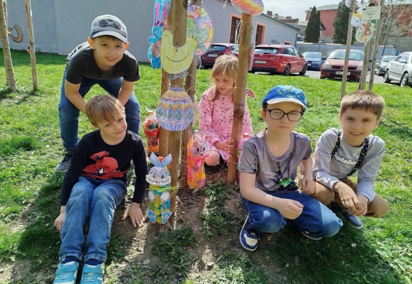 Bohumín na velikonoční vlně, stromy v parčíku generací zdobí nejen kraslice