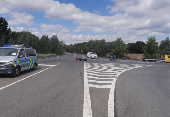 Nákladní auto se střetlo s motorkářem, pro zraněného přiletěl vrtulník