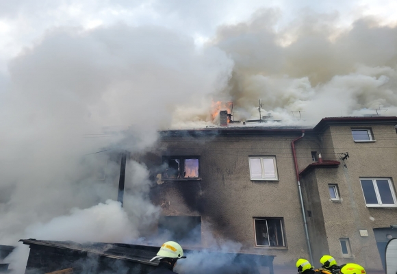 Od hořícího přístřešku se požár rozšířil na bytový dům