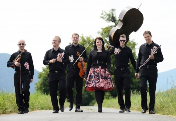 Ensemble FLAIR bourá hranice hudebních žánrů, zahraje Pod Zeleným dubem