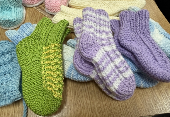 Nejstarší pletou nejmladším, miminkům v Bohumíně darují ručně pletené ponožky