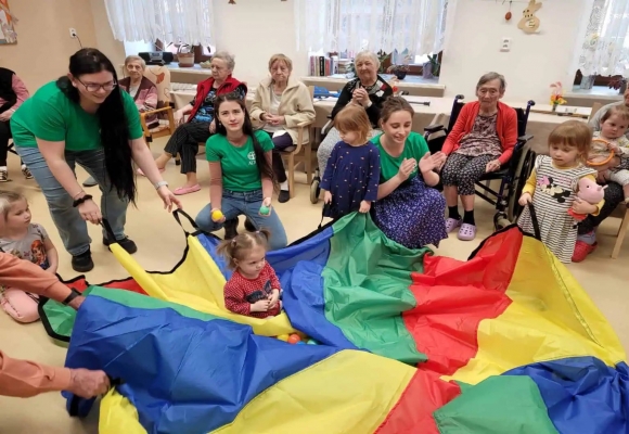 Maminka na mateřské nadchla další kamarádky, s dětmi docházejí do domovů seniorů