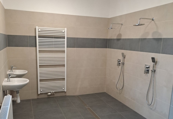 Stylové a funkční, gymnázium kompletně zrekonstruovalo školní sprchy