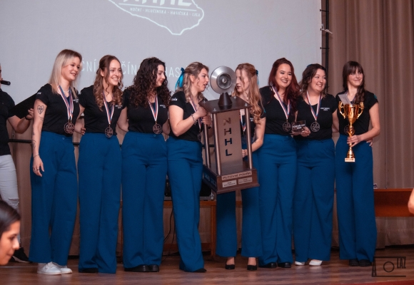 Hasičky z Vrbice si převzaly trofej pro vítězky Noční hlučínské hasičské ligy