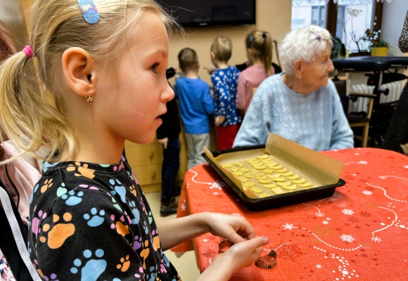 Malé ruce, velké srdce. Děti rozdávají seniorům v Cesmíně vánoční náladu