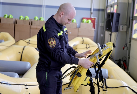 Kraj obdaroval dobrovolné hasiče, do Bohumína putují přilby pro technické zásahy