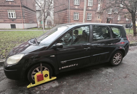 Usedl za volant navzdory platnému zákazu řízení a navrch dluží na pokutách