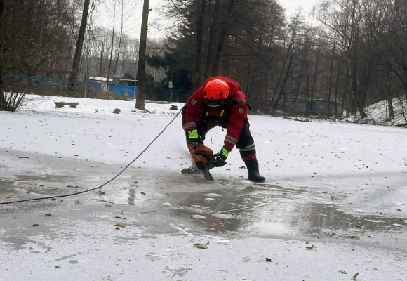 Pro okysličení vody vznikly díry na obou vodních plochách v Gliňoči