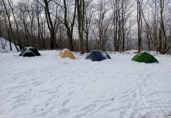 Na teploměru bylo -9,5 stupně, když se soukali do stanů