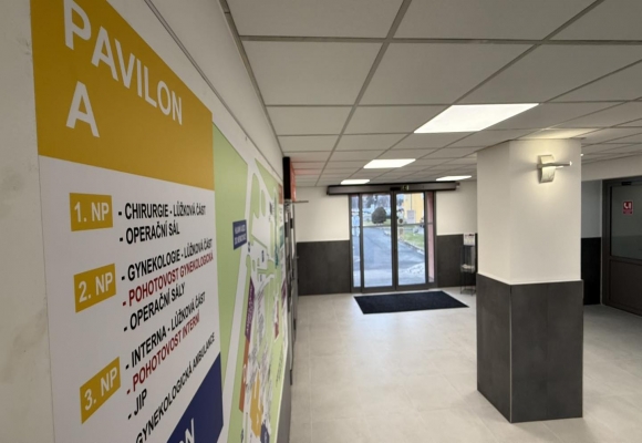 Bohumínská nemocnice opravila interiér vstupu pro pěší návštěvníky areálu