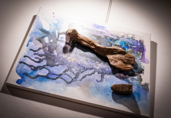 Fragmenty keramiky i samorosty se na nevšední výstavě potkávají s barvami a fotografiemi