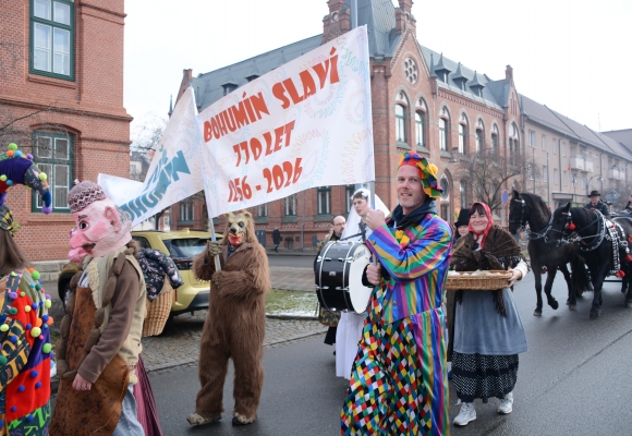 Maškary zaplavily ulice. Bohumínem prošel tisícihlavý masopustní průvod
