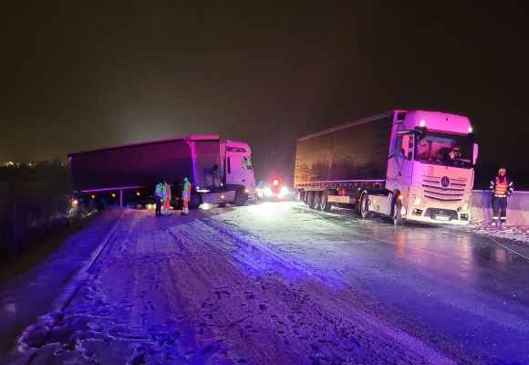 Nejprve havaroval jeden kamion a následně druhý, který se mu chtěl vyhnout