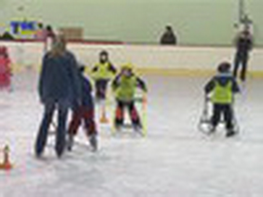Bospor připravuje školu bruslení - zobrazit video