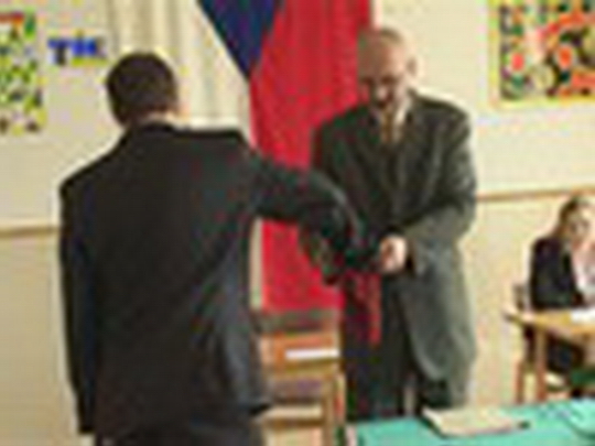Středoškolákům začaly maturity - show video
