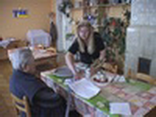 Dobrovolníci pomáhají seniorům - show video