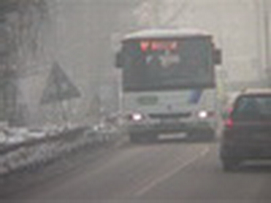 Proč autobusy nezajíždějí k nádraží? - zobrazit video