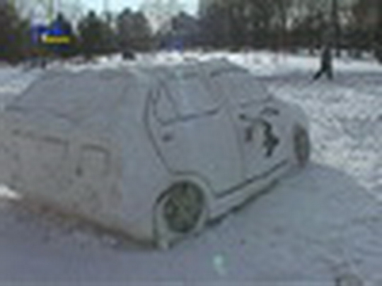 Ze sněhu postavili automobil - zobrazit video