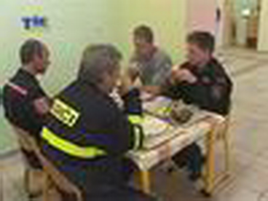 Teplé jídlo pro záchranáře - zobrazit video