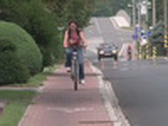Cyklisté na cyklostezce - zobrazit video