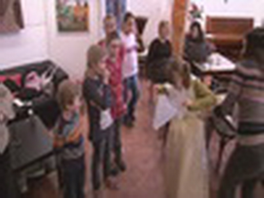 Šijí Bohumínské kroje pro děti - przedstawić wideo