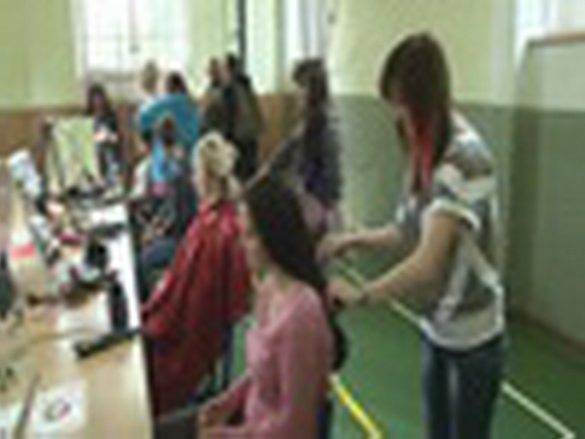 Kadeřníci pro charitu - zobrazit video