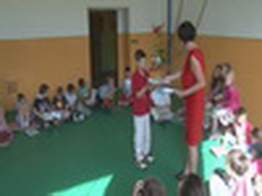 Rozdali vysvědčení, začaly prázdniny - show video