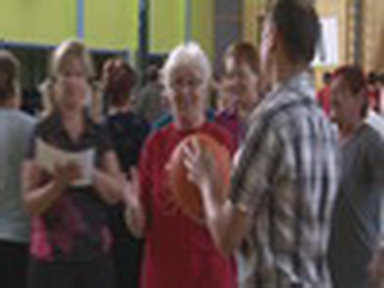 Zábavně-sportovní hry seniorů - zobrazit video