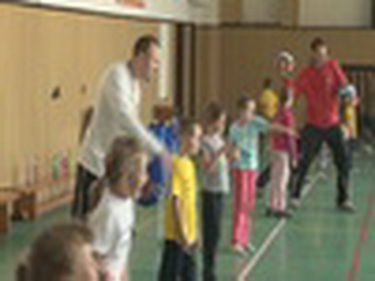 Dvojitá dávka tělocviku - show video