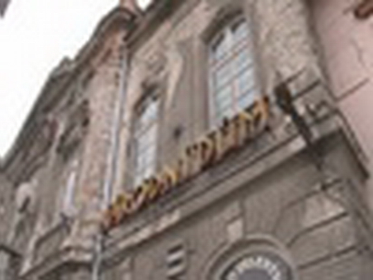 Opravit Národní dům s pomocí úvěru? - show video