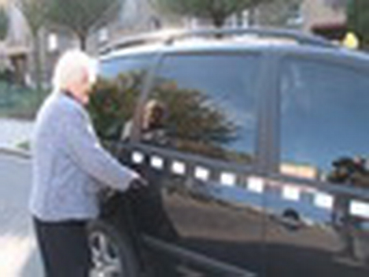 Senior taxi zahajuje - zobrazit video