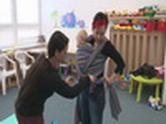 Šátkování miminek - zobrazit video