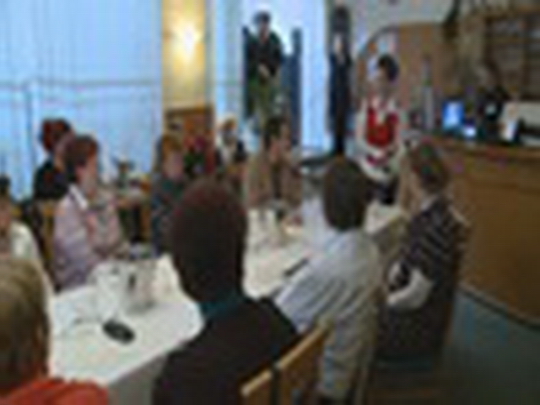 Profesionální sommelierka v kavárně - zobrazit video