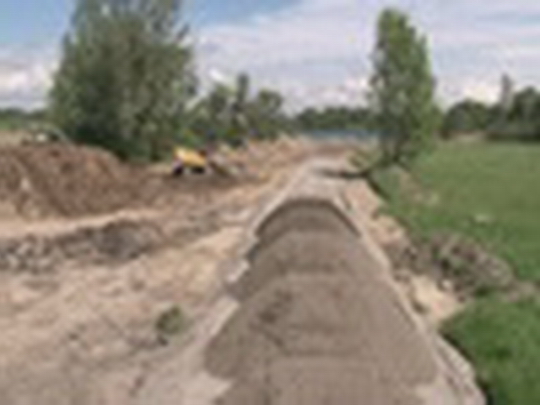 Naváží materiál pro hráz - show video