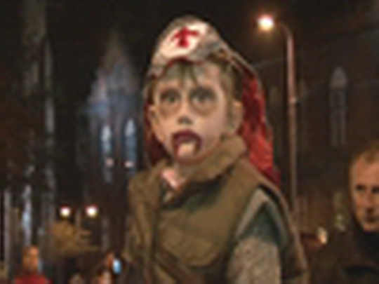 Děti slavily Halloween - przedstawić wideo
