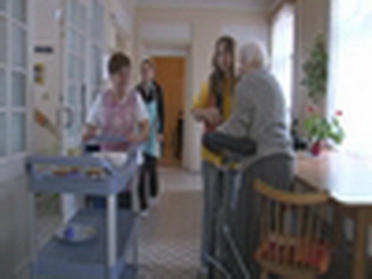 Charitní dům má 15 let - show video