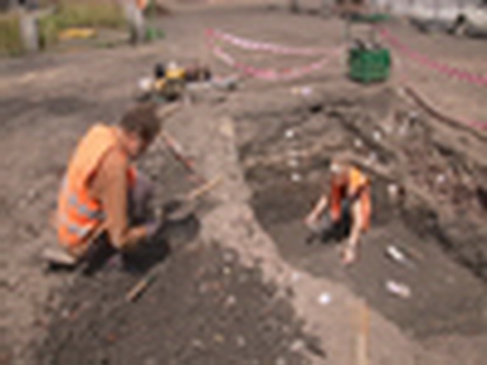 Archeologové a objevy na náměstí - zobrazit video