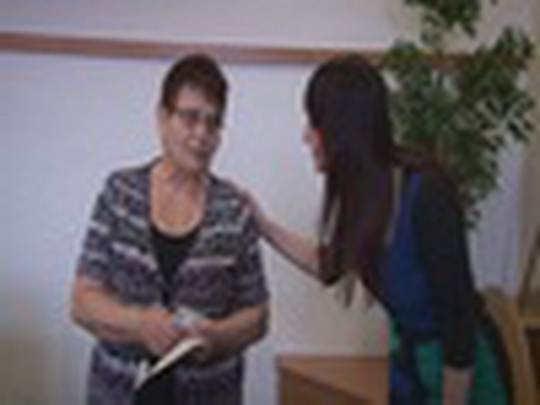Okradené seniorce pomohl dárce - zobrazit video