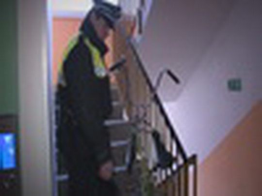 Strážníci kontrolují bytové domy - zobrazit video